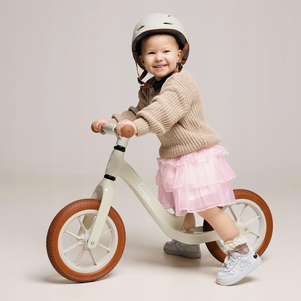 Dziecięcy kask rowerowy w beżowym kolorze