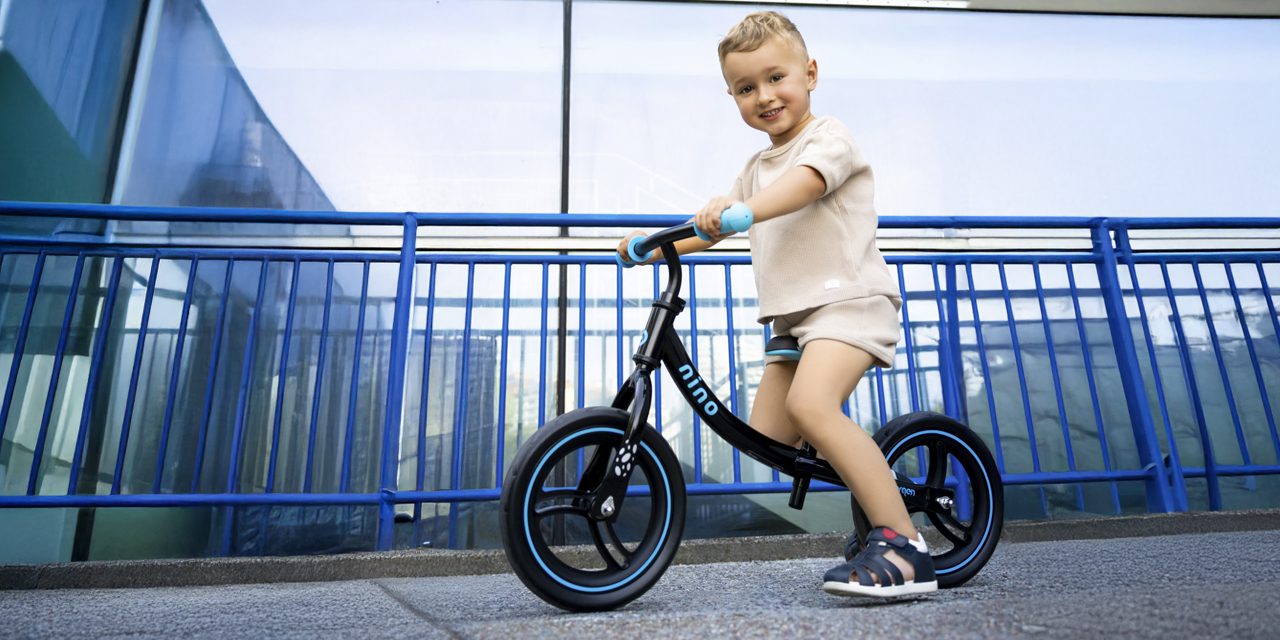 chłopczyk na rowerku biegowym